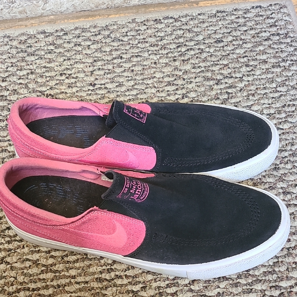 Nike Women's Black and Pink Slip-On Skateboard Shoes